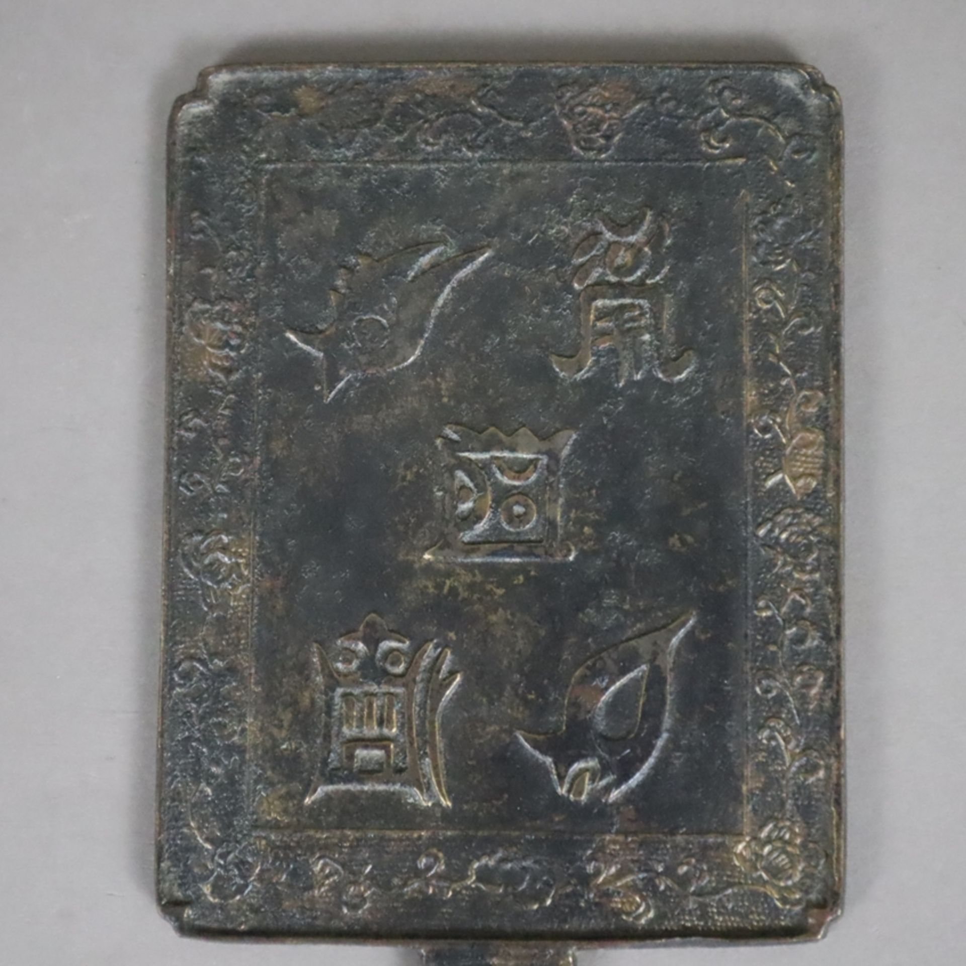 Handspiegel aus Bronze - Japan, Bronze mit dunkler Patina, zierreliefiert, gegossene Signaturkartus - Image 2 of 5