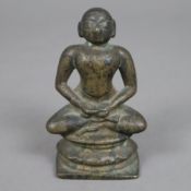 Erleuchteter asketischer Mönch/ Buddha in Meditation - Indien, 19. Jh., Bronzefigur, H. ca. 9,5 cm,