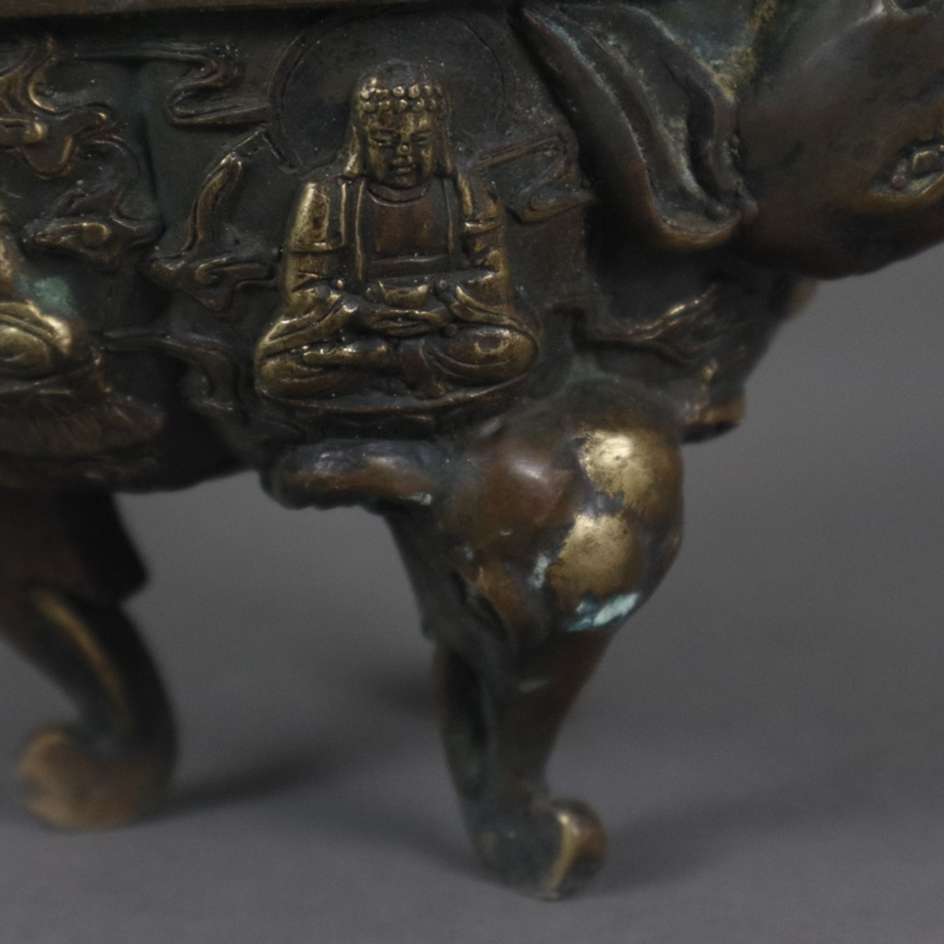 Weihrauchbrenner mit Buddha-Figuren - China, Gelbbronze, in Blütenform gebuckelte Schale mit Standf - Bild 6 aus 9