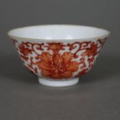 Porzellankoppchen - China, um 1900, umlaufend bemalt mit Lotosranken mit großen Blüten, Fledermäuse