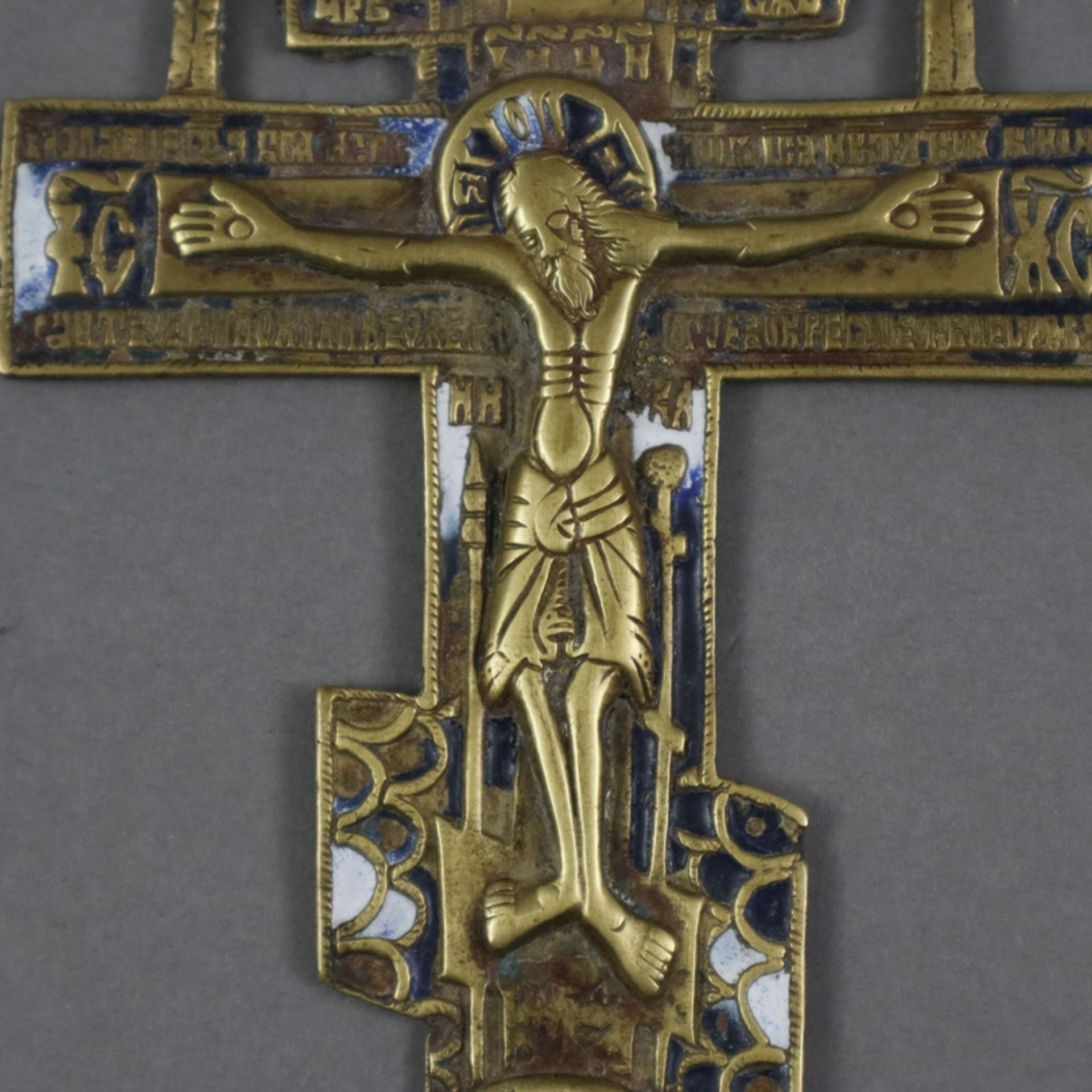 Kleines Segenskreuz - Russland, 19.Jh., Bronzelegierung, teils blau/weiß emailliert, reliefierte Da - Bild 3 aus 7