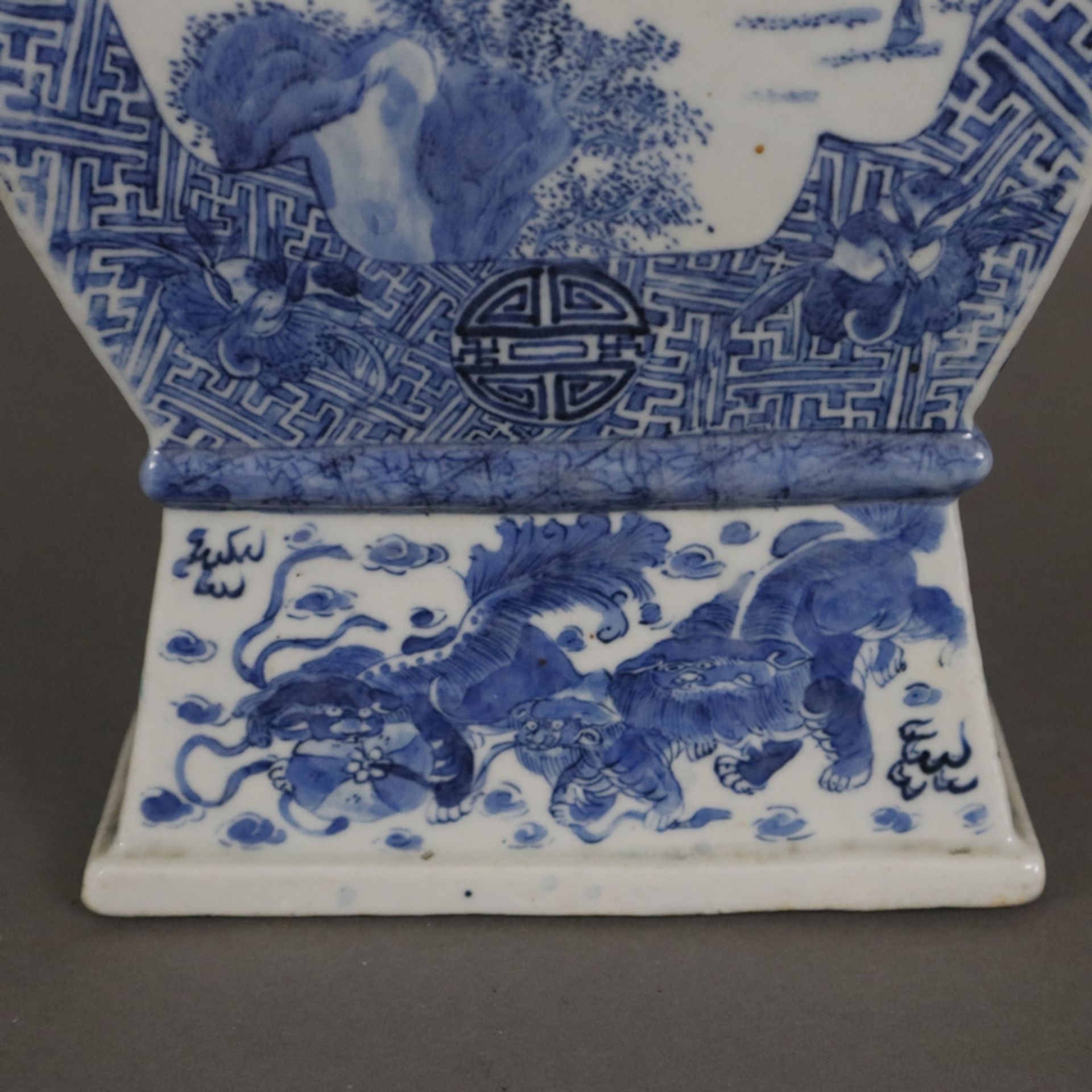 Rechteckige Balustervase - China, späte Qing -Dynastie, Porzellan, gekantete Balusterform auf Socke - Bild 5 aus 13