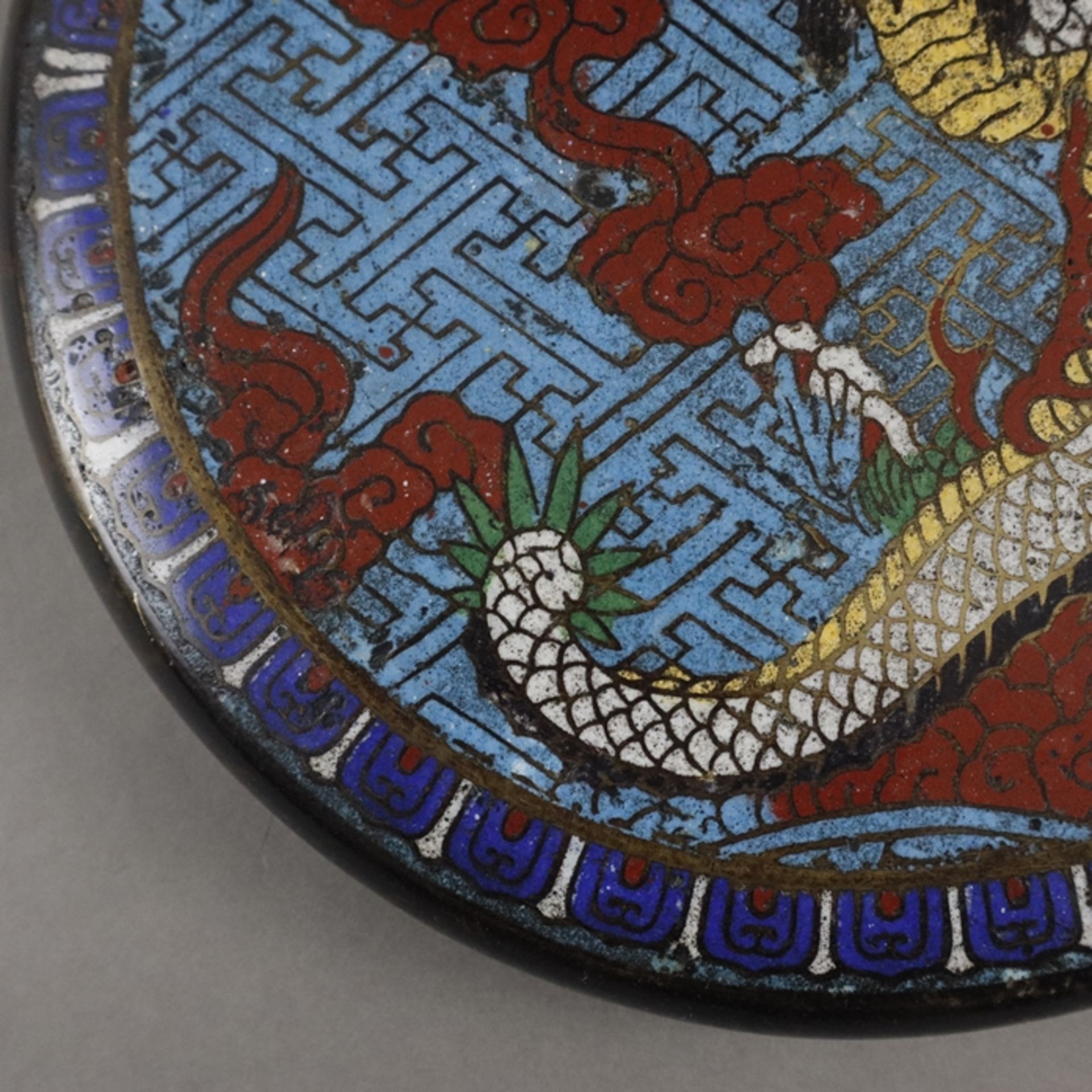 Gong mit Schlegel - China, Bronzelegierung dunkel patiniert, mittig mit Drachenmotiv umgeben von Wo - Bild 5 aus 8