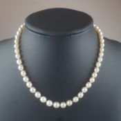 Antike Orientperlenkette - 19. Jh., feine Halskette aus 52 Perlen, im Verlauf angeordnet (Dm. 6 bis