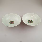 Zwei Schalen - China, Porzellan, ausgestellte Schale auf Standring, Floraldekor in erhabenen Emailf