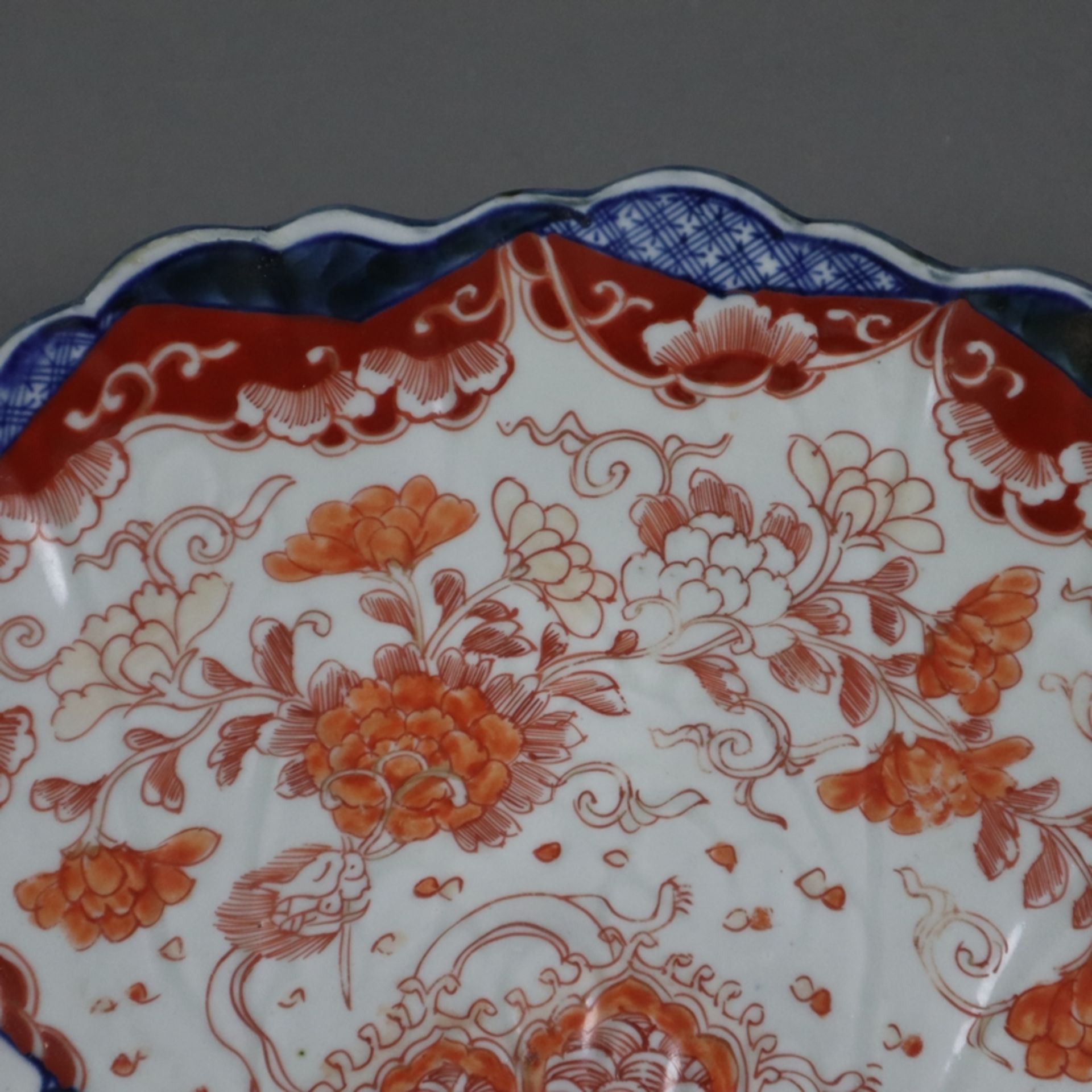 Imari-Porzellanplatte - Japan, ca. Meiji-Periode, ovale, unregelmäßig passige Form mit gerippter Wa - Image 3 of 8