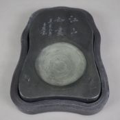 Tuschestein in Holzschatulle - China, Tuschestein mit eingeschnittenem Schriftzeichen, 2,5 x 17,2 x