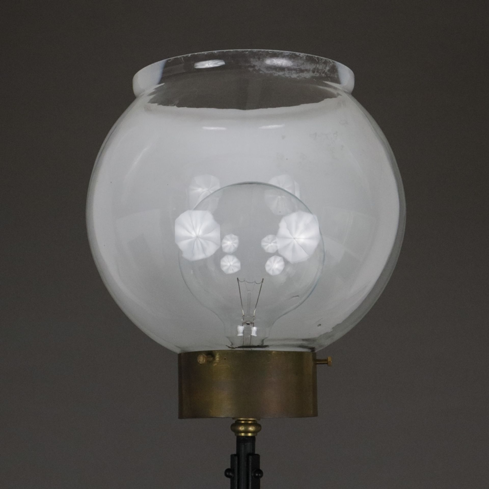 Stehlampe - Ende 19. Jh. / um 1900, Kunstschmiedeeisen-Gestell mit Volutendekor, geschwärzt, farblo - Image 3 of 10