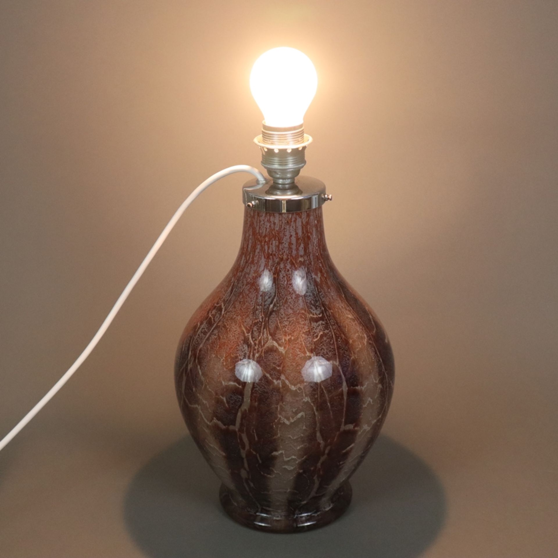 WMF-Glaslampenfuß mit Schirm - um 1930, birnenförmiger Ikora-Glas-Lampenfuß, Klarglas mit braun/wei - Image 8 of 10