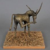 Bronzefigur "Antilope" - wohl afrikanische Bronze patiniert, vollrunde Darstellung einer Antilope, 