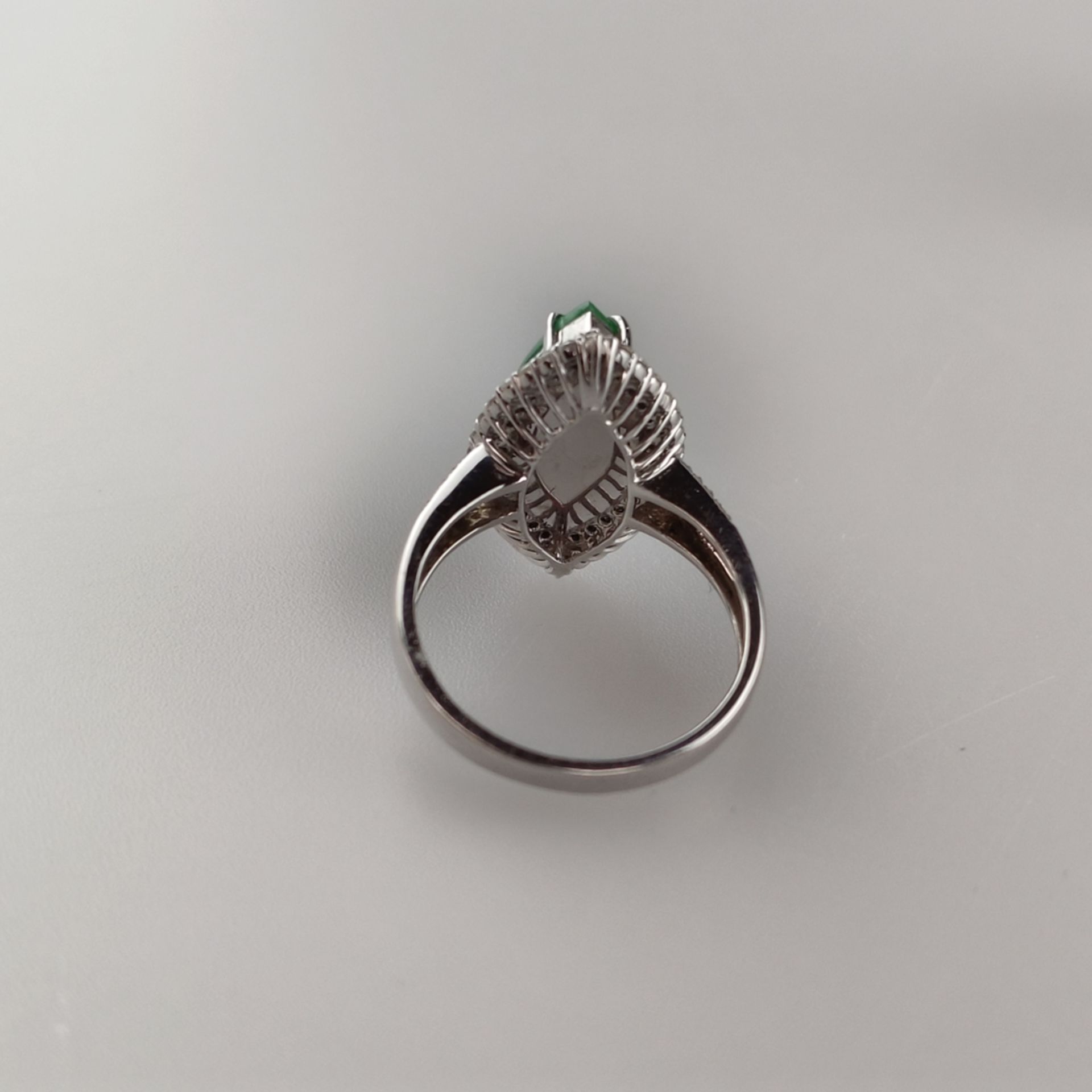 18K-Jadering mit Diamanten - Weißgold 750/000 (18K), navetteförmiger Ringkopf mit grüner Jade von c - Bild 4 aus 7