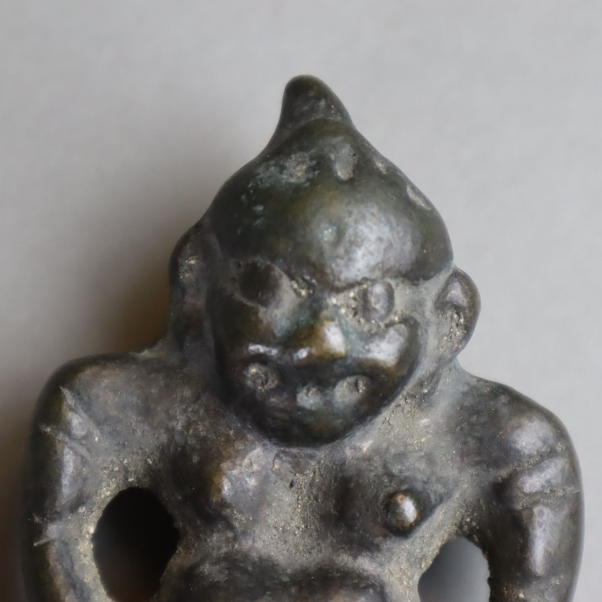 Schutzgottheit (?)- Bronze, männliche Figur in Standpose mit leicht angewinkelten Beinen, dickbäuch - Image 2 of 4