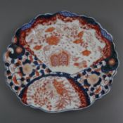 Imari-Porzellanplatte - Japan, ca. Meiji-Periode, ovale, unregelmäßig passige Form mit gerippter Wa