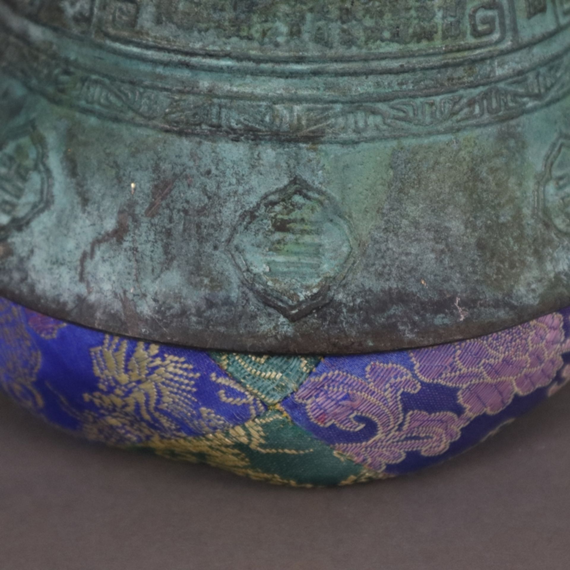 Tempelglocke - China, helle Bronze mit grüner Patina, Wandung allseits mit reliefiertem archaisiert - Bild 4 aus 10