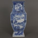Rechteckige Balustervase - China, späte Qing -Dynastie, Porzellan, gekantete Balusterform auf Socke