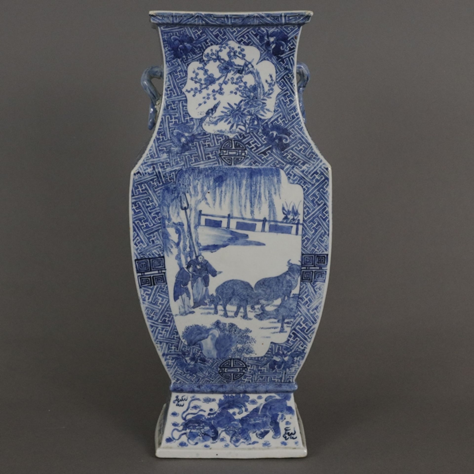 Rechteckige Balustervase - China, späte Qing -Dynastie, Porzellan, gekantete Balusterform auf Socke