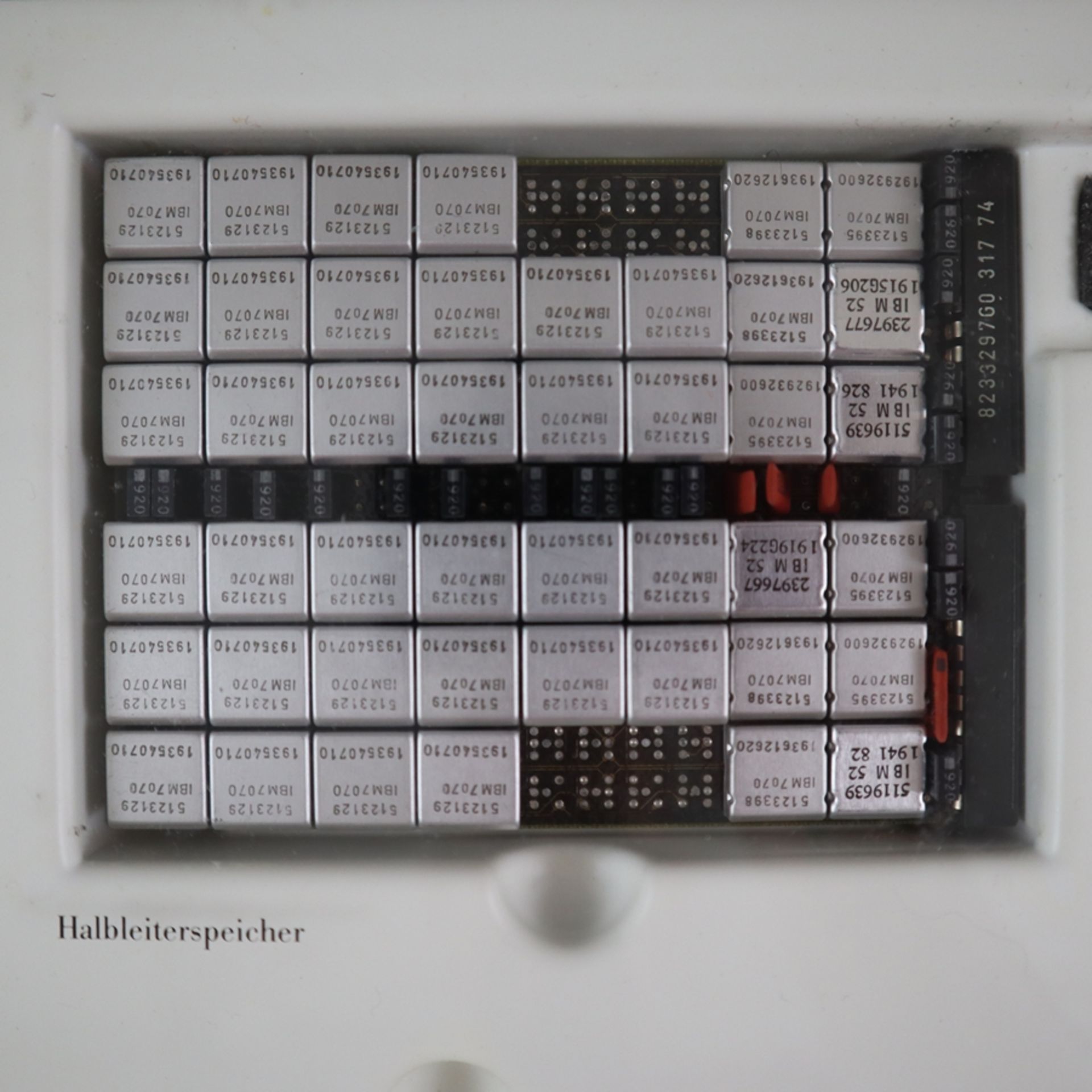 IBM Musterkoffer Computertechnologie - Koffer mit Computerbauteilen und Lehrbüchern sowie 30-fachem - Bild 8 aus 14