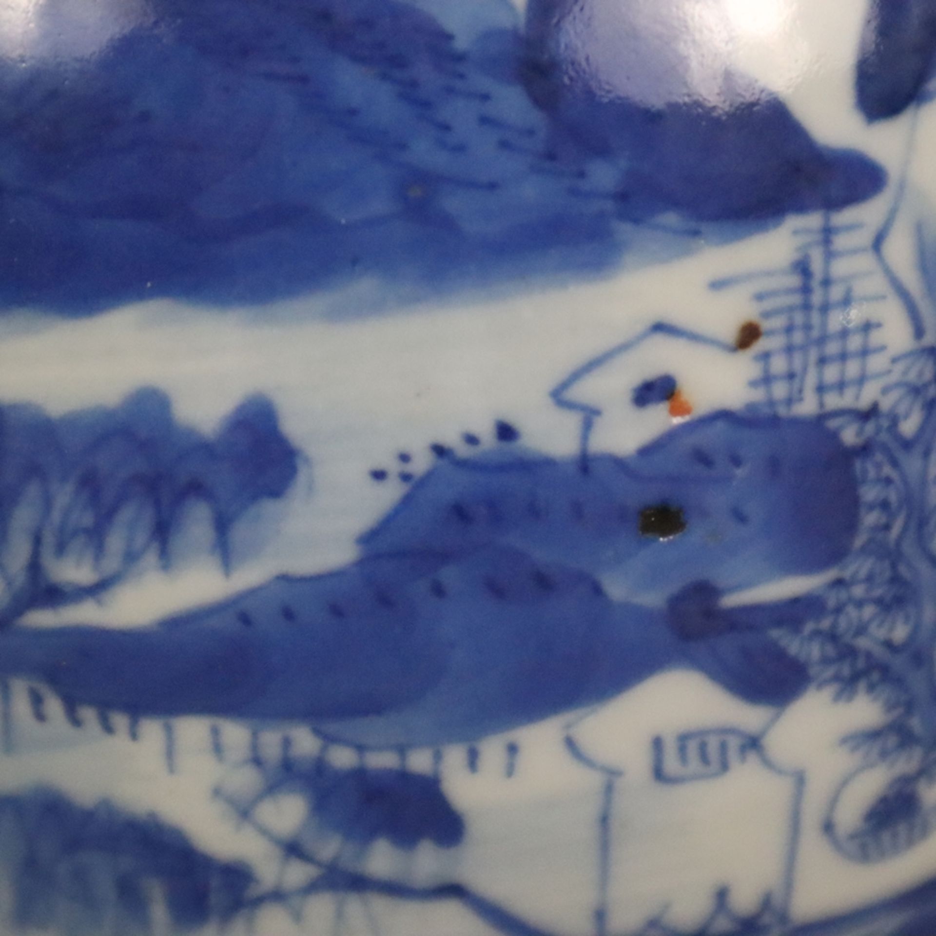Kleiner Blau-Weiß-Deckeltopf - China, späte Qing-Dynastie, Porzellan, auf der Wandung Shan-Shui-Lan - Bild 5 aus 10