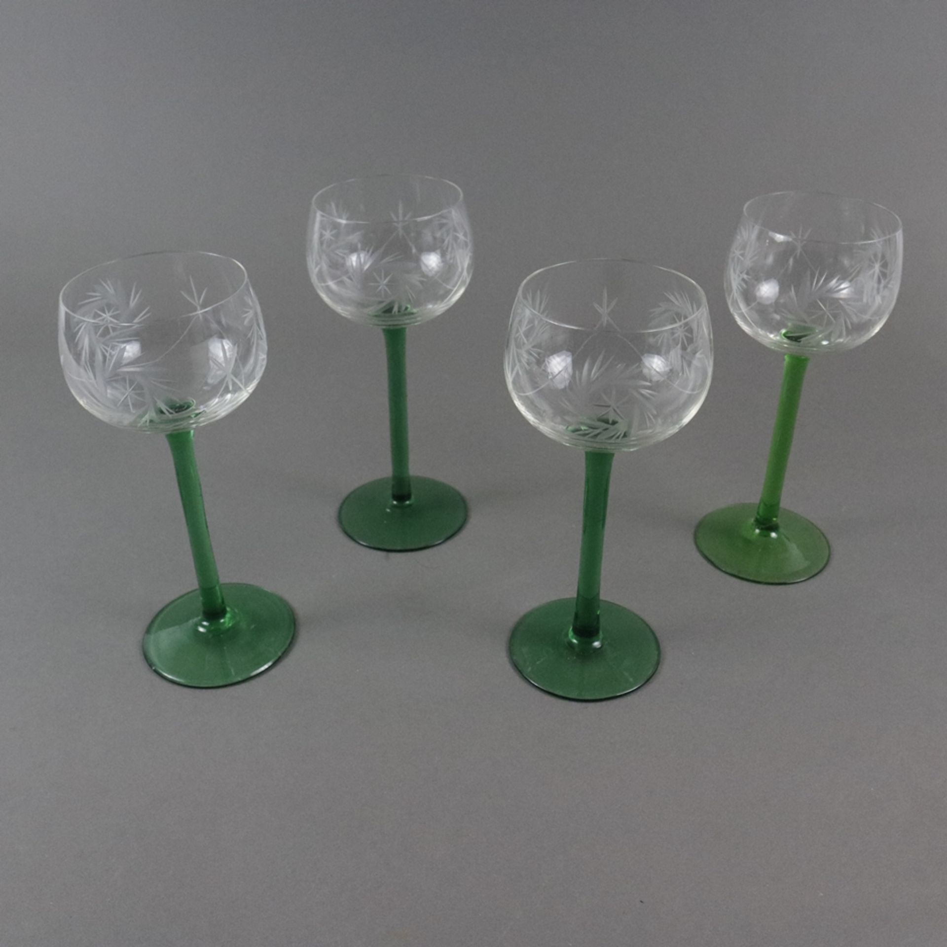 Vier Fußgläser - Kelch farbloses Glas mit Gravurdekor, Schaft und Rundfuß grünes Glas (1x im Farbto - Image 2 of 4