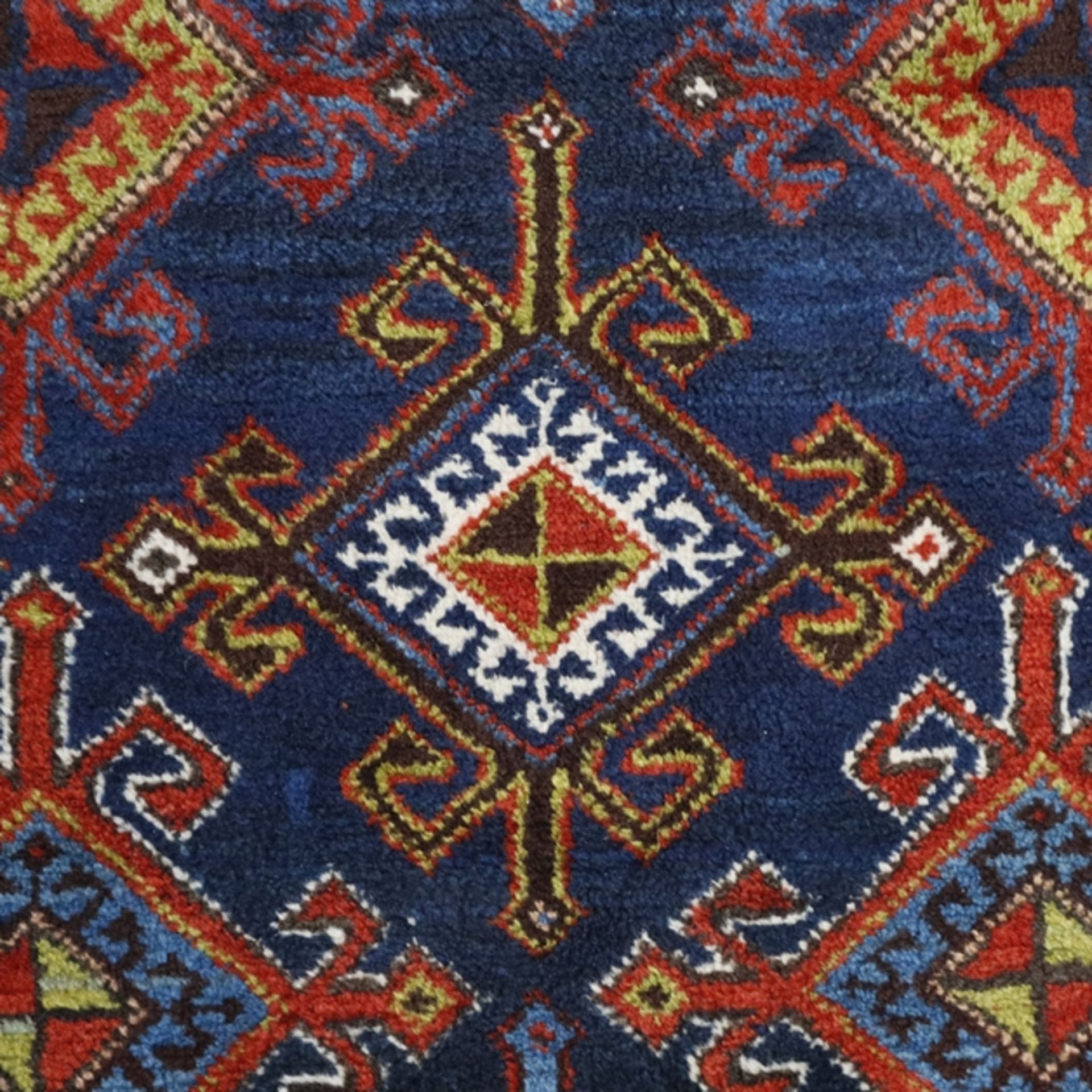 Kasak - Wolle, auf blauem Grund in Reihen angeordnete rautenförmige Ornamente, breiter Rand aus meh - Bild 3 aus 9