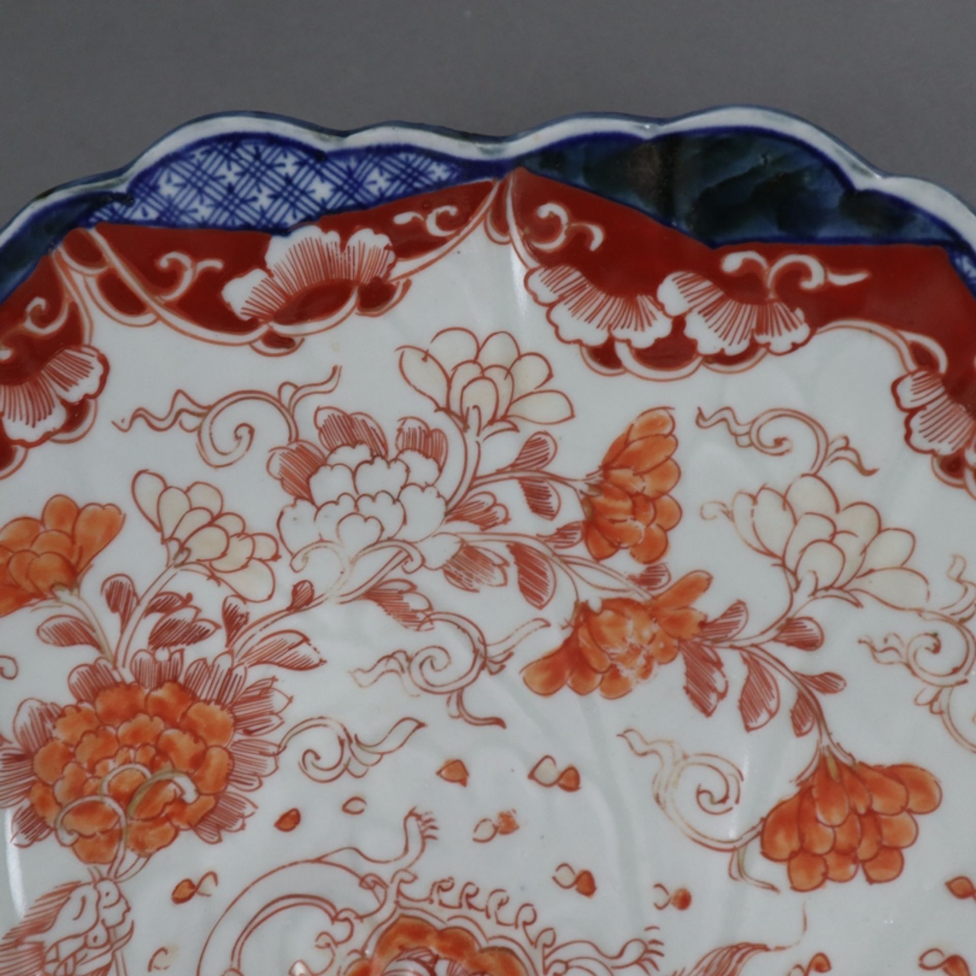 Imari-Porzellanplatte - Japan, ca. Meiji-Periode, ovale, unregelmäßig passige Form mit gerippter Wa - Image 6 of 8