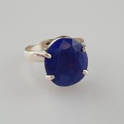 Saphir-Ring - 925er Silber, Ringkopf besetzt mit einem blauen facettierten Saphir von ca.13,5ct., S