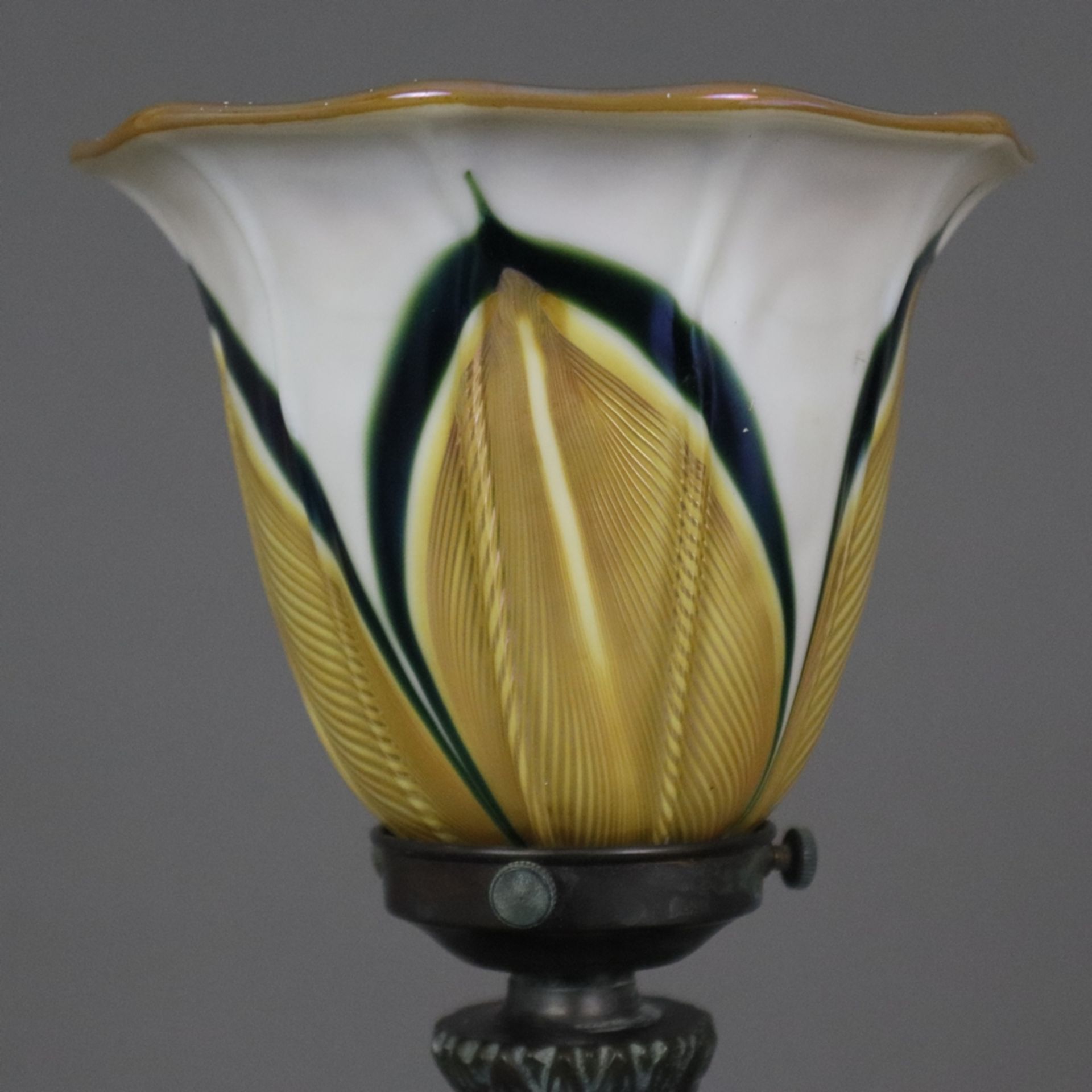 Jugendstil Tischlampe - um 1900/10, floral reliefierter Metallfuß, bronziert, glockenförmiger Glass - Bild 3 aus 7