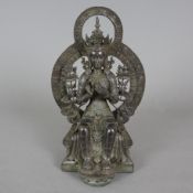 Figur des Maitreya - sinotibetisch, 20.Jh., Bronzelegierung, patiniert, fürstlich geschmückt auf ei