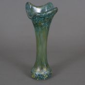 Vase - dickwandiges Glas mit Farbeinschmelzungen, irisiert, gebauchter Stand mit langem Hals und au