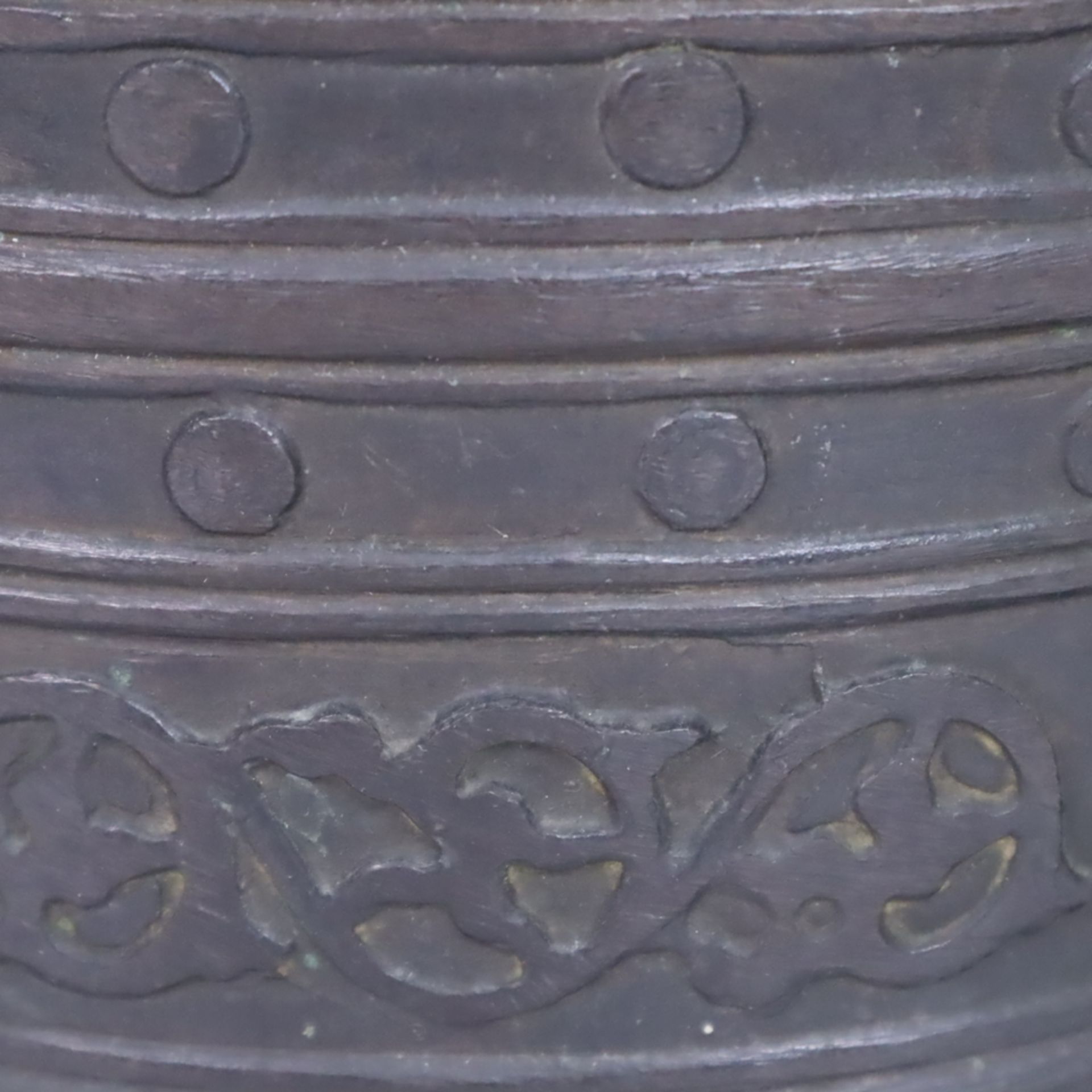 Große schwere Tempelglocke / Bonshō mit Holzgestell - Japan 18./19. Jh., Bronze, leicht konische Fo - Image 7 of 10