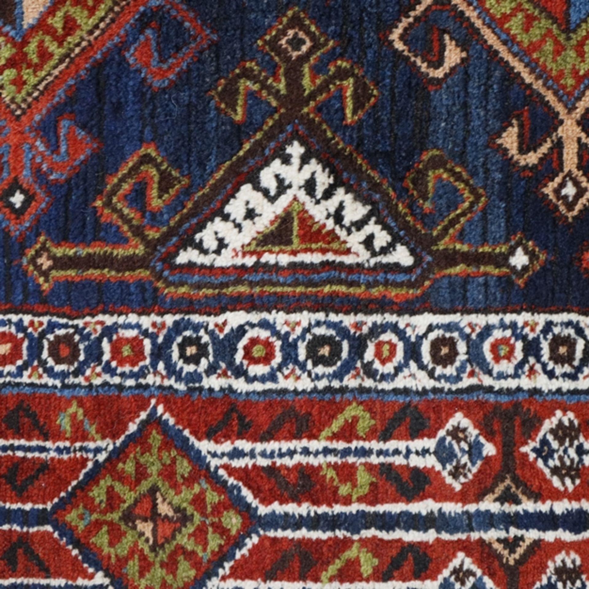Kasak - Wolle, auf blauem Grund in Reihen angeordnete rautenförmige Ornamente, breiter Rand aus meh - Bild 8 aus 9