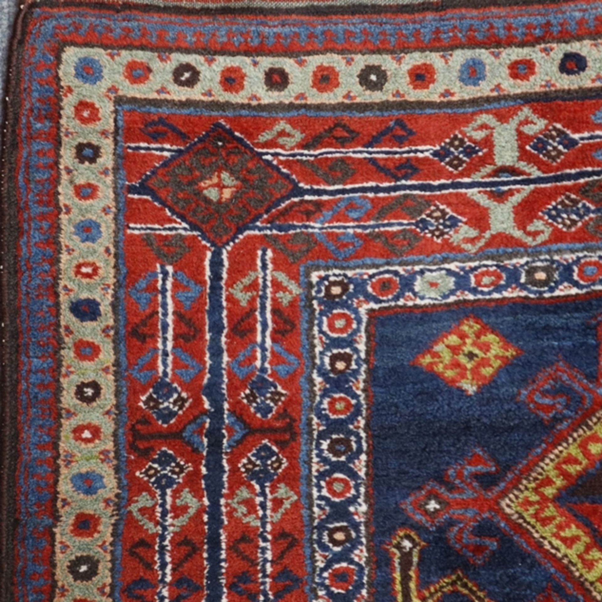 Kasak - Wolle, auf blauem Grund in Reihen angeordnete rautenförmige Ornamente, breiter Rand aus meh - Bild 5 aus 9