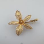 Blütenbrosche - Filigranarbeit aus Silberdraht, vergoldet, gesicherte Nadelung, Maße 6,9 x 5,5 cm,
