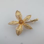 Blütenbrosche - Filigranarbeit aus Silberdraht, vergoldet, gesicherte Nadelung, Maße 6,9 x 5,5 cm, 