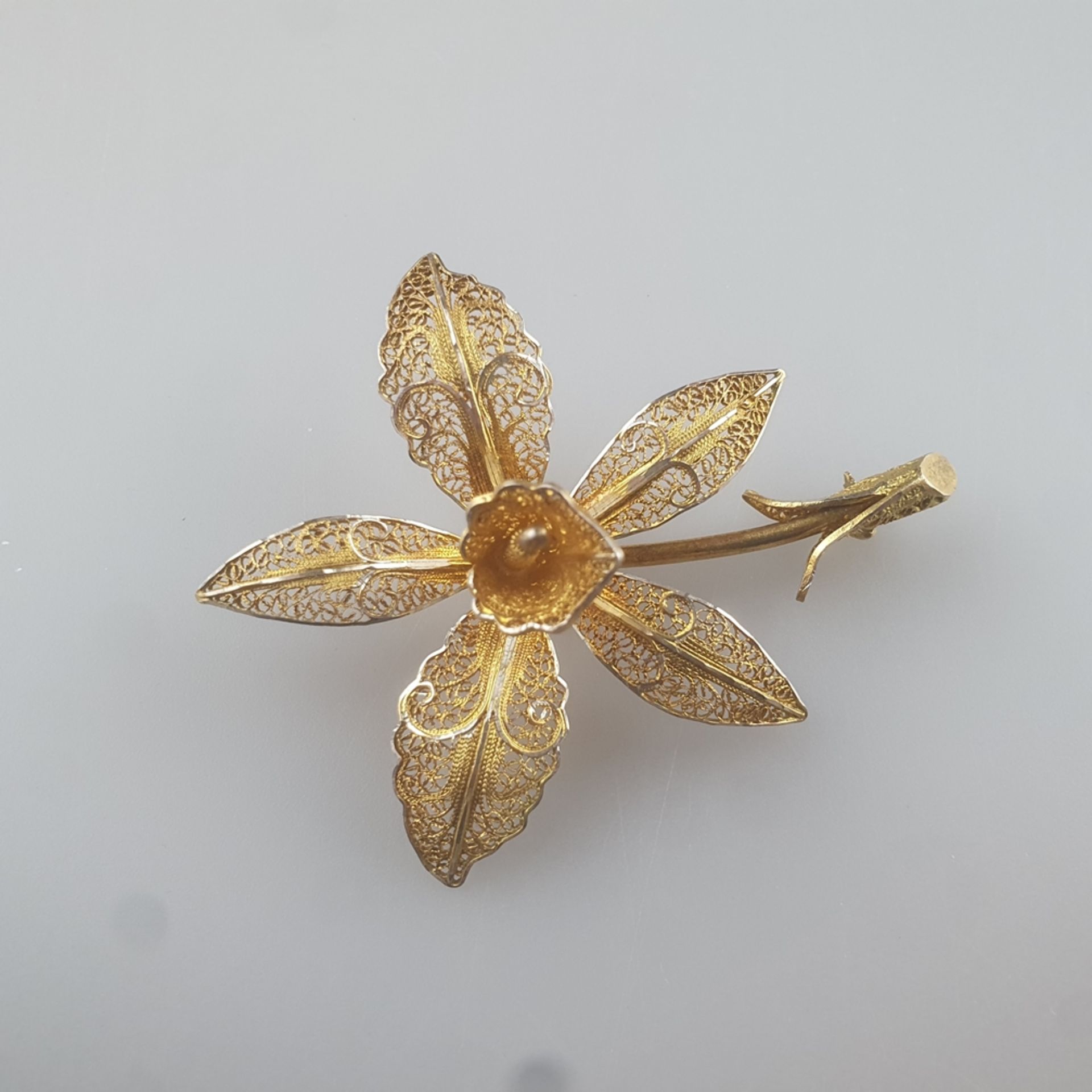 Blütenbrosche - Filigranarbeit aus Silberdraht, vergoldet, gesicherte Nadelung, Maße 6,9 x 5,5 cm, 