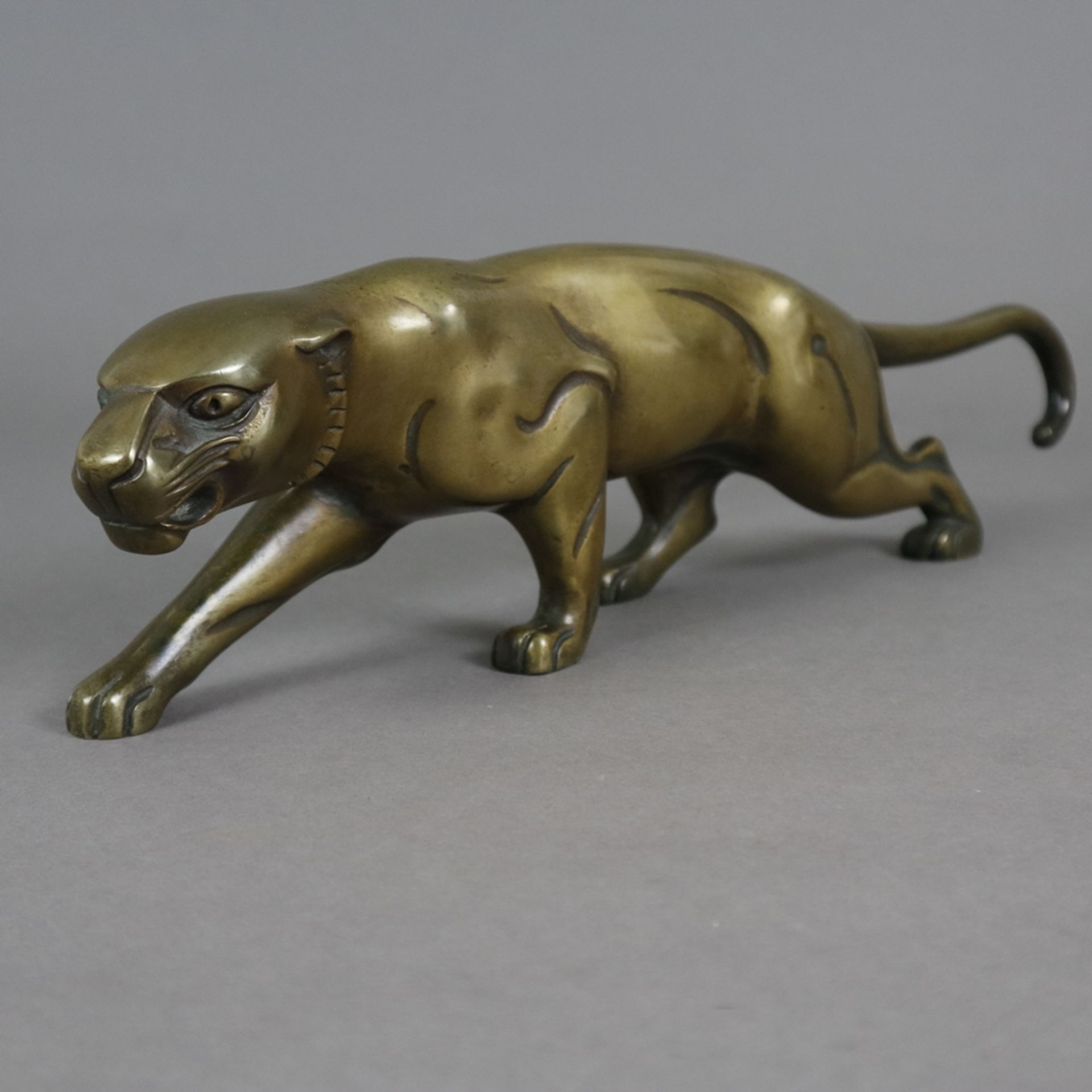 Art Déco Tierfigur "Panther" - Bronze, stilisierte Darstellung eines schleichenden Panthers, undeut