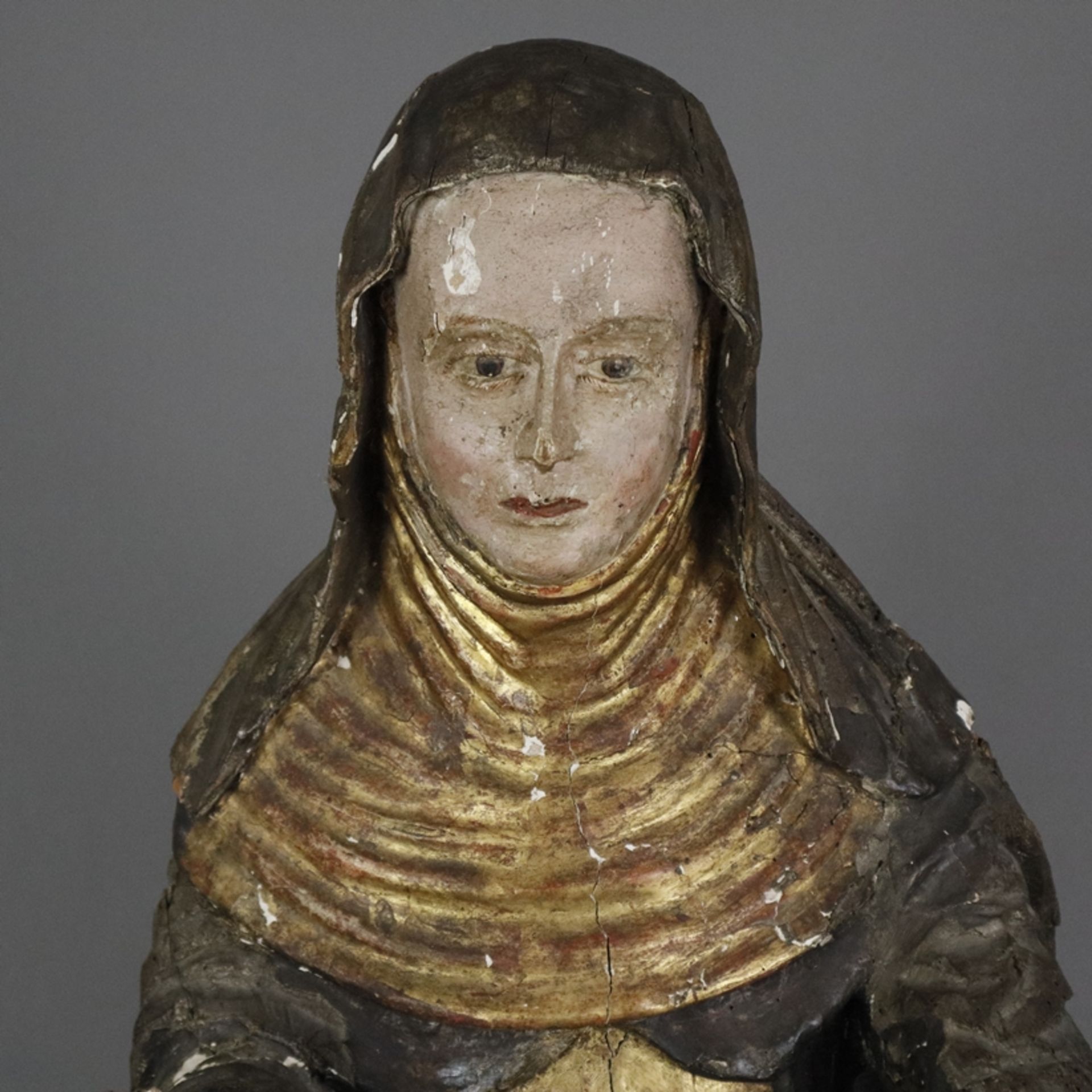 Weibliche Heiligenfigur - wohl spätgotisch, Holz, geschnitzt, polychrom und gold gefasst auf Kreide - Bild 3 aus 16