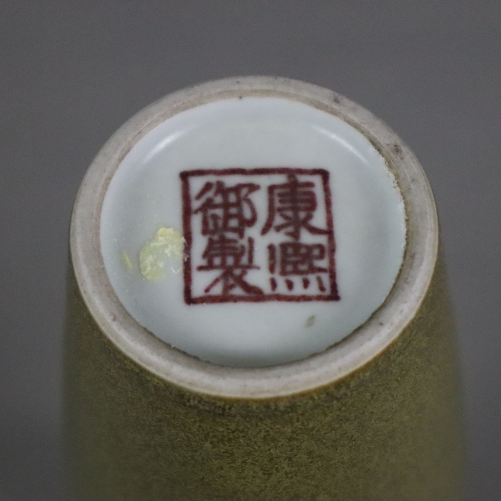 Kleine Flaschenvase - China 20.Jh., Porzellan mit "Teedust"-Glasur, innen und unterseitig transpare - Bild 7 aus 7