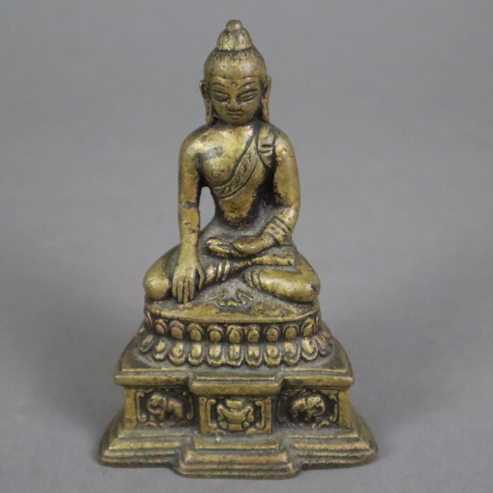Buddha Shakyamuni - Indien, Gelbbronze, auf gestuftem mit Elefanten und Drachen verziertem Sockel u - Image 2 of 8