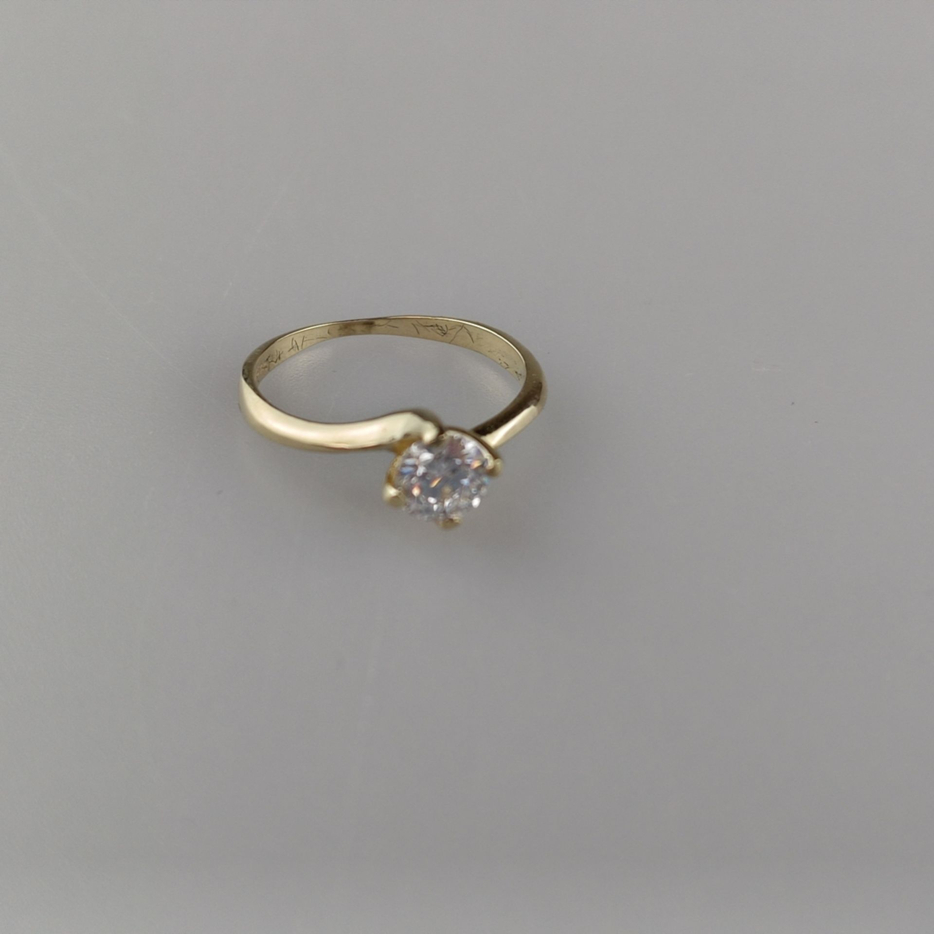 Diamantring - Gelbgold 585, gestempelt, besetzt mit 1 Diamanten von 0,6 ct. im Brilliantschliff, Fa