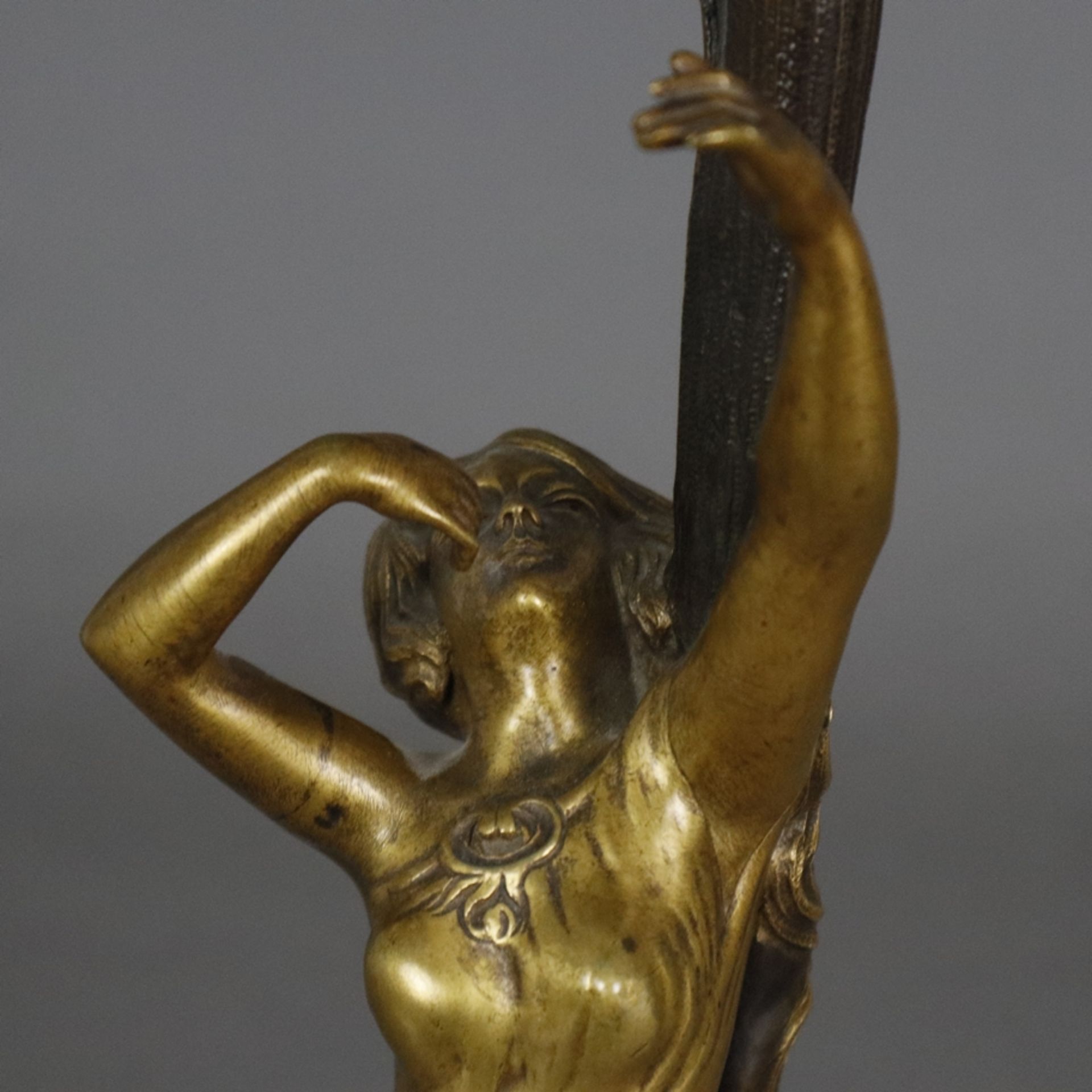 Jugendstil-Tischlampe - um 1900/10, Sockel signiert "H. Sibeud" für Hélène Sibeud (XIX-XX), Bronze, - Image 3 of 13