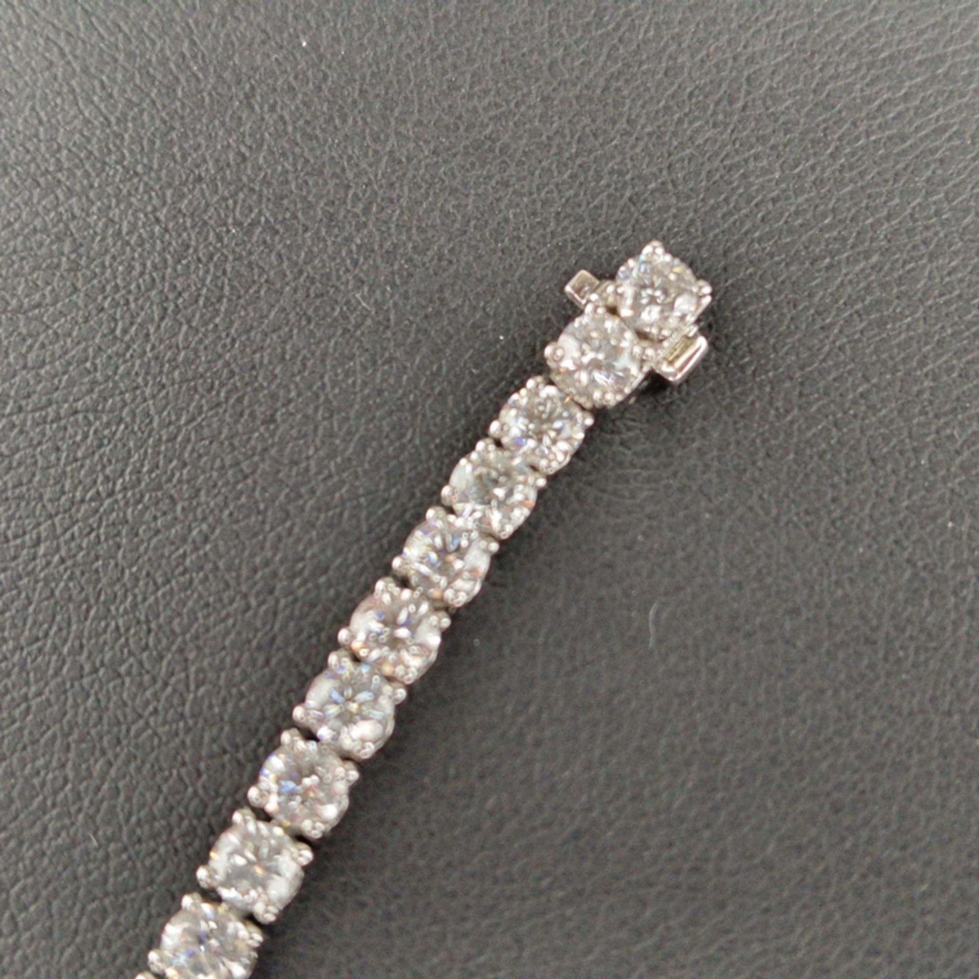 18K-Tennisarmband - Weißgold 750/000, ausgefasst mit 54 Diamanten im Brillantschliff zus. ca. 4,3 c - Bild 4 aus 9
