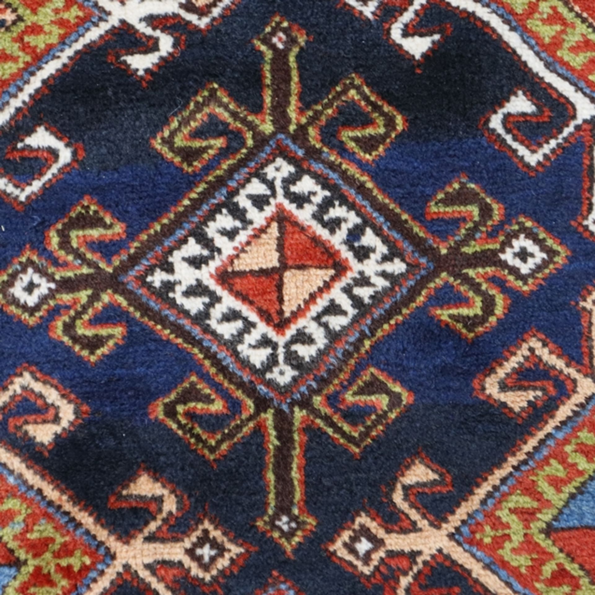 Kasak - Wolle, auf blauem Grund in Reihen angeordnete rautenförmige Ornamente, breiter Rand aus meh - Bild 6 aus 9