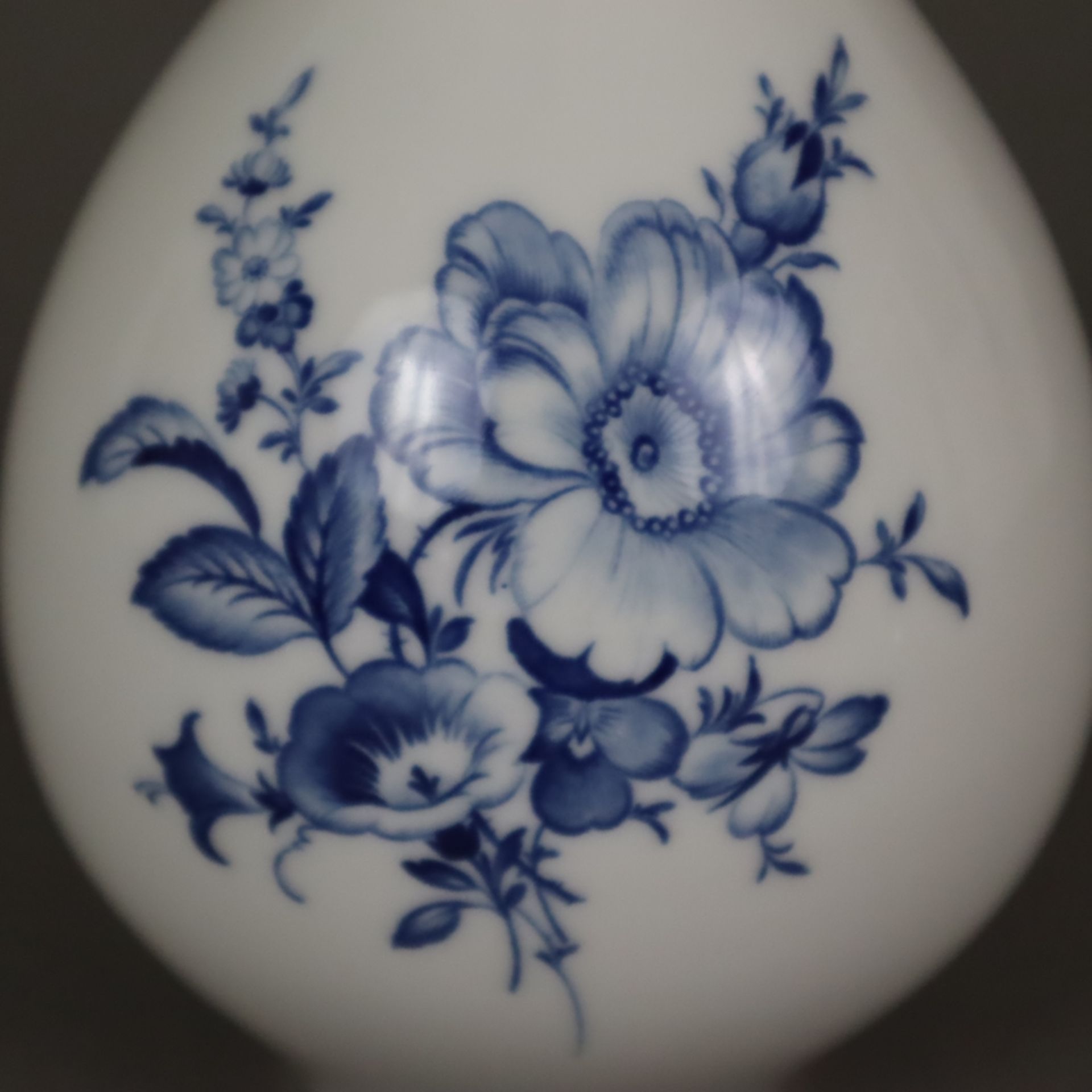 Vase / Lampenfuß - Meissen, 20.Jh., Porzellan, unterglasurblauer Blumendekor, Goldstaffage, gebauch - Bild 3 aus 6