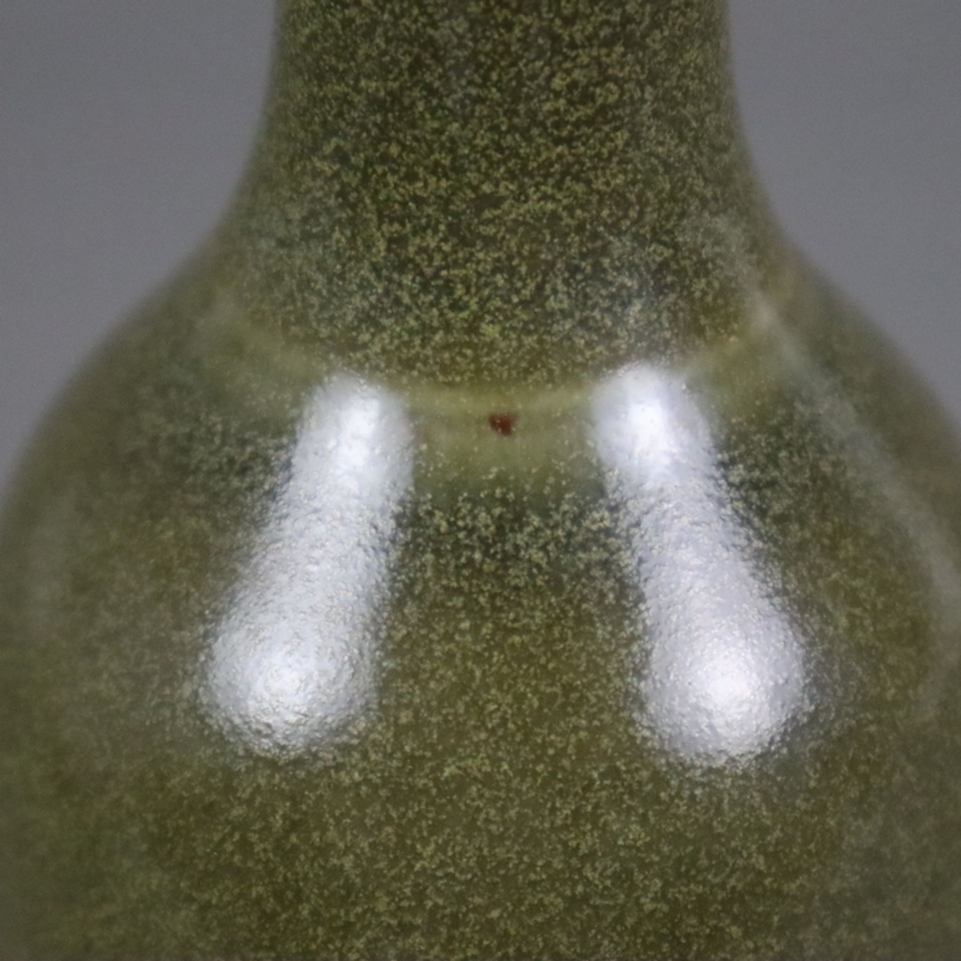 Kleine Flaschenvase - China 20.Jh., Porzellan mit "Teedust"-Glasur, innen und unterseitig transpare - Bild 6 aus 7