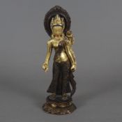 Stehende Tara mir Nimbus - Tibet 20.Jh., Kupferbronze, feuervergoldet, teilw. polychrome Kaltmalere