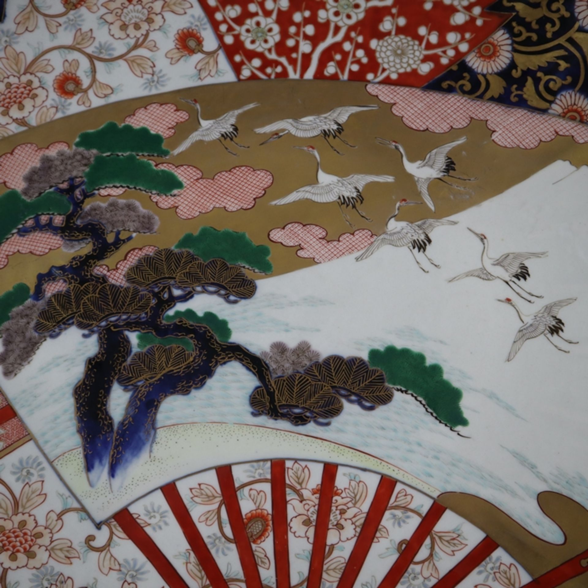 Große Imari-Platte - Japan, Meiji-/ Taishō-Zeit, Porzellan, leicht vertiefte Form mit gefächerter F - Image 2 of 9