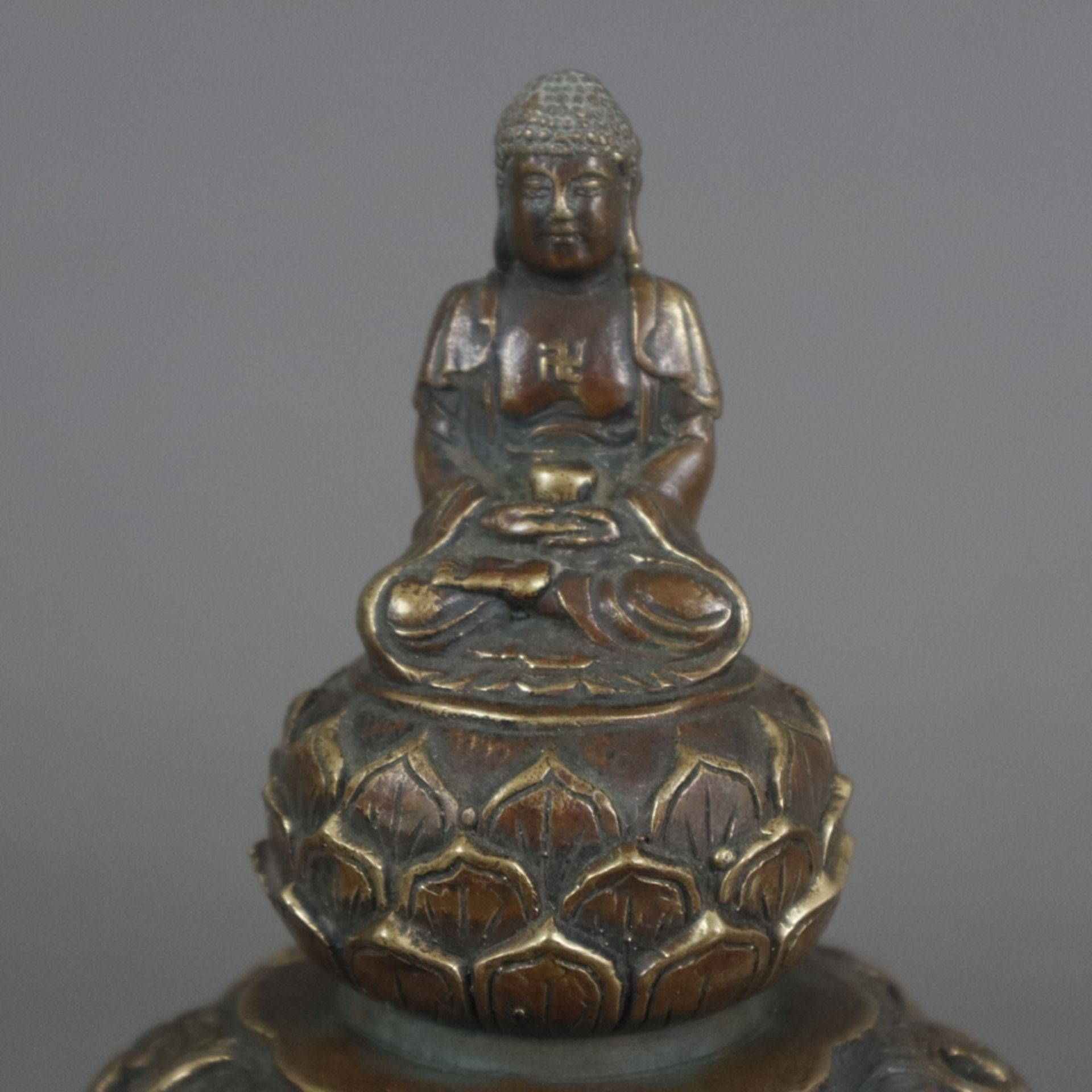 Weihrauchbrenner mit Buddha-Figuren - China, Gelbbronze, in Blütenform gebuckelte Schale mit Standf - Bild 2 aus 9