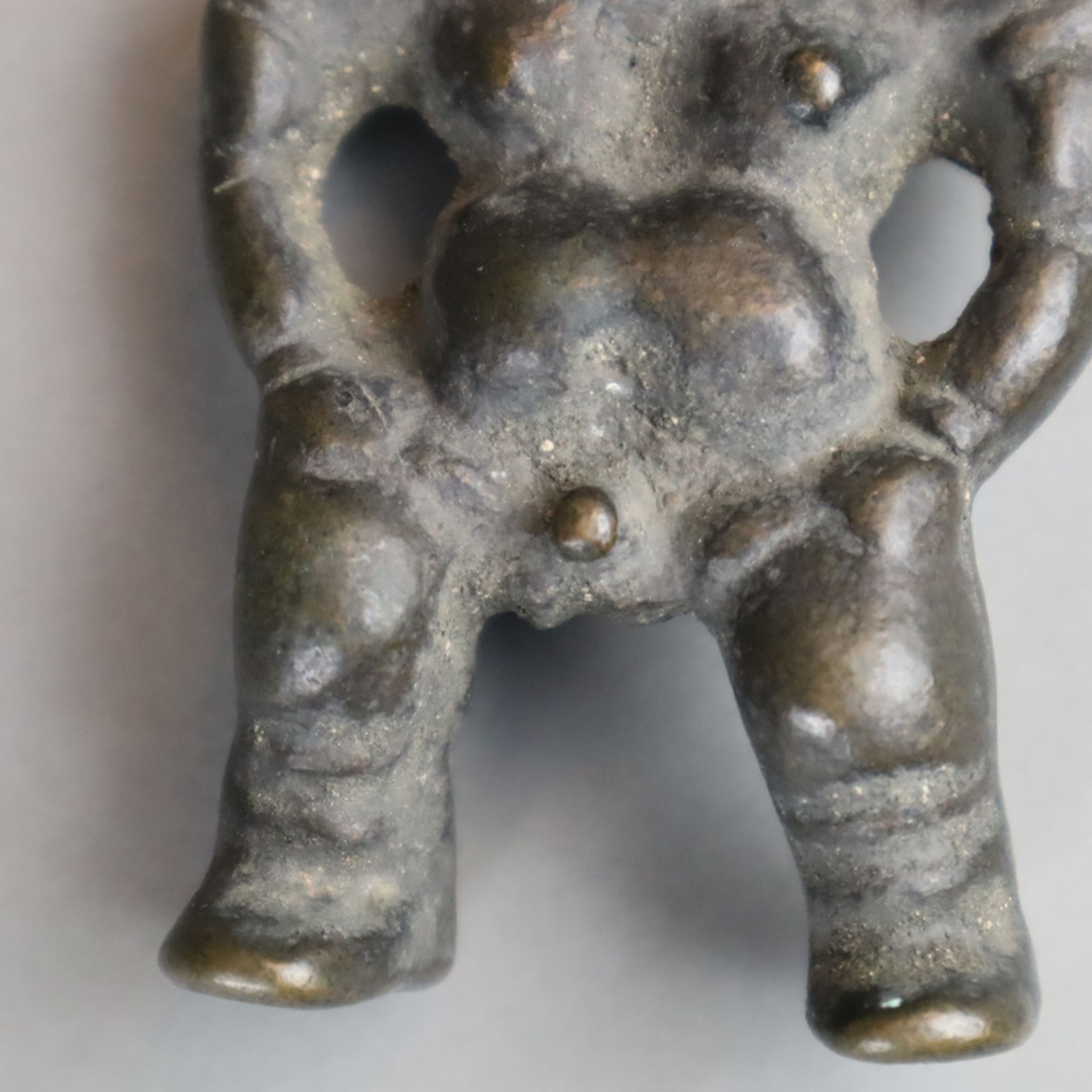 Schutzgottheit (?)- Bronze, männliche Figur in Standpose mit leicht angewinkelten Beinen, dickbäuch - Image 3 of 4