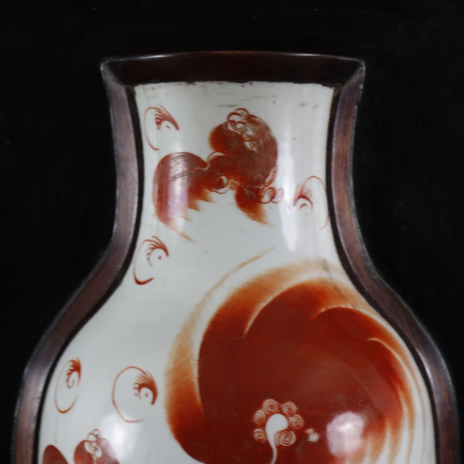 Wanddekoration mit Vase - China, halbe Porzellanvase in Holzrahmung eingelassen, Vase bemalt mit Sh - Bild 2 aus 6